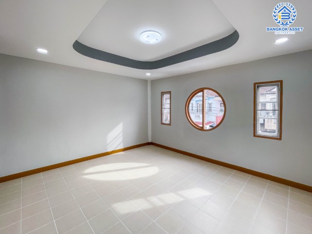 *****ทาวน์เฮ้าส์มือสองย่านกรุงเทพฯ ม.เค.ซี. คลัสเตอร์ รามอินทรา #หลังมุม เนื้อที่กว้างถึง 23 ตร.ว. ฟังก์ชัน 3 ห้องนอน 2 ห้องน้ำ 1 ที่จอดรถ บ้านสภาพสวย พร้อมเข้าอยู่ บนทำเลแห่งการเดินทาง เชื่อมต่อถ.หทัยราษฎร์, ถ.กาญจนาภิเษก, ถ.ศรีนครินทร์, ถ.รามคำแหง ใกล้แฟชั่นไอส์แลนด์